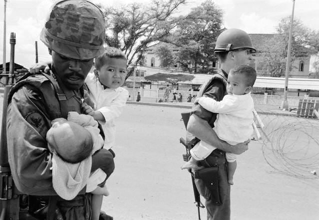 http://2.bp.blogspot.com/-VM-mLat-b0Y/UDHZEg76QTI/AAAAAAAAAuQ/F37Y4sa1Yc4/s1600/American-Soldiers-Carrying-Children-During-Second-Offensive-on-Saigon.jpg