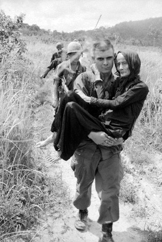 http://1.bp.blogspot.com/-1a0BQ8Nn5ho/UDHdXWDwfLI/AAAAAAAAAvg/0Sq9hb6DqSI/s1600/Us+Soldier+Carrying+Elderly+Vietnamese.jpg
