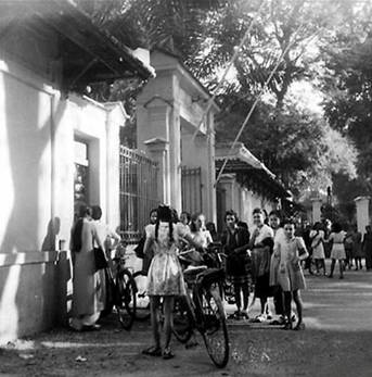 Cổng trường năm 1947 h2