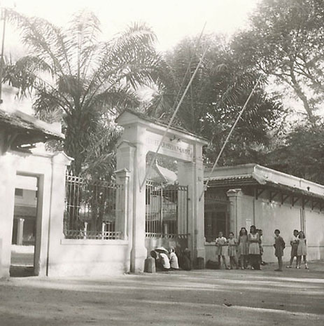 Cổng trường năm 1947