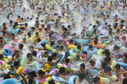 Tại một bể bơi trong mùa hè ở tỉnh Tứ Xuyên, Trung Quốc.