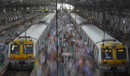 7 Một bức ảnh chụp theo kĩ thuật time-lapse (chụp nhanh) cho thấy cảnh khách đổi chuyến   tàu trong giờ cao điểm ở thành phố Mumbai.