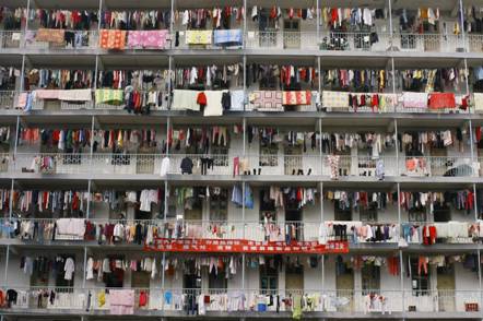 9 Tại một kí túc xá sinh viên ở Hà Bắc, Trung Quốc. Đây là một kí túc xá cho thuê phòng giá rẻ, dành cho những sinh viên  chuộng nhà thuê rẻ tiền, đang tìm việc hoặc đi học.