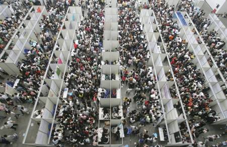 12 Người tìm việc tham dự lễ hội việc làm ở tỉnh Trùng Khánh, Trung Quốc. Thất nghiệp là vấn    đề nhức nhối của mọi thành phố đông dân.