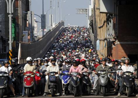 14  Người đi xe máy trong giờ cao điểm ở Đài Bắc. Có khoảng hơn 8,8 triệu   chiếc xe máy và 4,8 triệu chiếc ô tô lưu thông trên các đường phố Đài Bắc mỗi ngày.