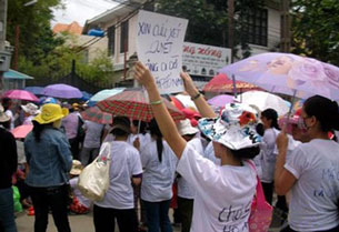 Hàng trăm dân oan ở Hố Nai, tỉnh Đồng Nai ....đã kéo về một trụ sở thanh tra chính phủ ở đường Võ Thị Sáu, Quận 3, Tp. (2011, ảnh minh họa)