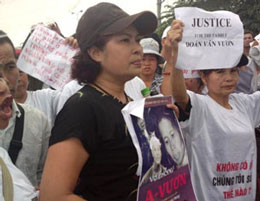 Chị Bùi Minh Hằng cùng bà con dân chúng đến trước tòa ủng hộ tinh thân cho gia đình ông Đoàn Văn Vươn. Blog hennhausaigon
