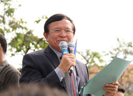 Ông Kem Sokha, Phó Chủ tịch Đảng Cứu Quốc  phát biểu tại biểu tình