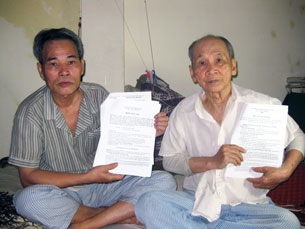 Cựu bộ đội Nguyễn Duy Huân ngồi bên trái