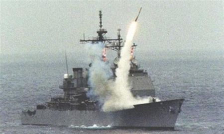 Phóng tên lửa BGM-109 trên tàu tuần dương tên lửa Ticonderoga. 