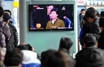 Người dân Hàn Quốc theo dõi lễ nhậm chức của bà Park được phát trực tiếp trên truyền hình.