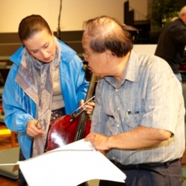 Nhà soạn nhạc Lê Văn Khoa (phải)