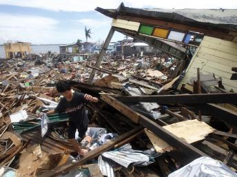 Thành phố Tacloban sau trận bão Haiyan - REUTERS /R. Ranoco