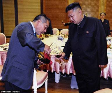Ông Fujimoto rót rượu cho ông Kim Jong-Un trong lần tái ngộ năm 2012 (Nguồn: DM)