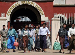 Tù nhân Myanmar đi bộ ra khỏi nhà tù Insein trung tâm Yangon ngày 12 Tháng 10 năm 2011. Cho đến nay hàng trăm nhà bất đồng chính kiến đã được phóng thích