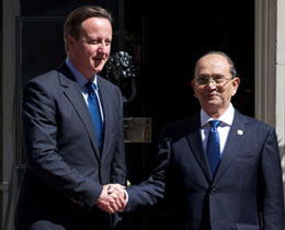 Thủ tướng Anh David Cameron (trái) chào đón Tổng thống Myanmar Thein Sein. Ông Thein Sein lên tiếng tại Luân Đôn rằng ông “bảo đảm” vào cuối năm 2013 sẽ không còn tù nhân lương tâm nào ở Miến Điện (15/07/2013)AFP