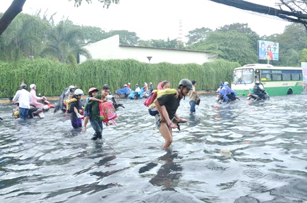 Học sinh bơi đến trường