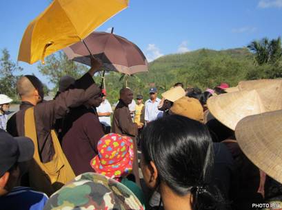 Phái đoàn cứu trợ gặp gỡ và phát quà nạn nhân bão lụt miền Trung tại Huế - Ảnh PTTPGQT