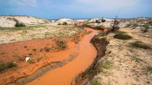 Một lượng bùn đỏ rất lớn tràn qua những dòng suối nhỏ chảy thẳng ra biển - Ảnh: Hữu Thành