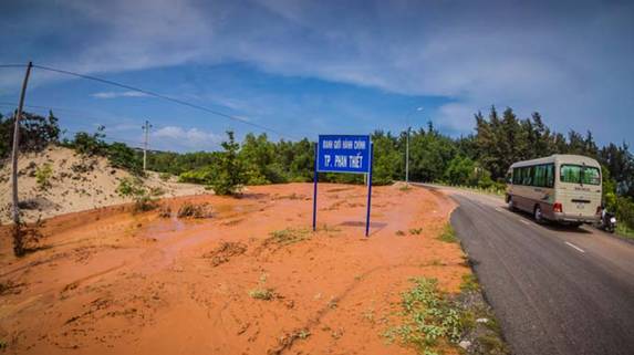 Bùn đỏ tràn ngập dọc theo con đường du lịch Phan Thiết - Kê Gà - Ảnh: Hữu Thành