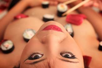 http://img2.tamtay.vn/files/photo2/2012/4/18/11/4968401/4f8e3c80_64a3c330_nyotaimori%20-%20naked%20sushi-sushi%20khoa%20than%20%2032_resize.jpg