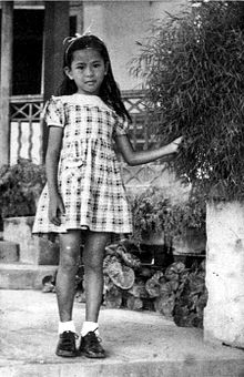 http://upload.wikimedia.org/wikipedia/commons/thumb/0/03/Aung_San_Suu_Kyi_1951.jpg/220px-Aung_San_Suu_Kyi_1951.jpg